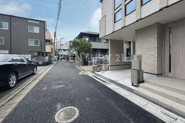 世田谷区北沢1丁目の中古一戸建て(前面道路含む現地写真)