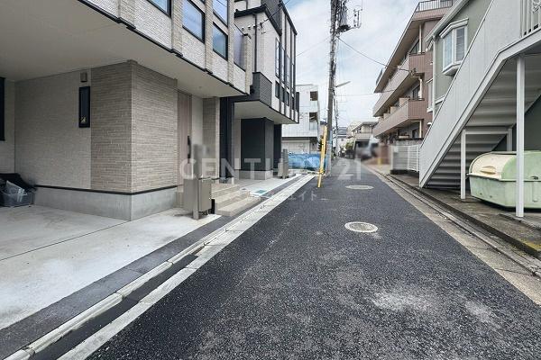 世田谷区北沢1丁目の中古一戸建て(前面道路含む現地写真)