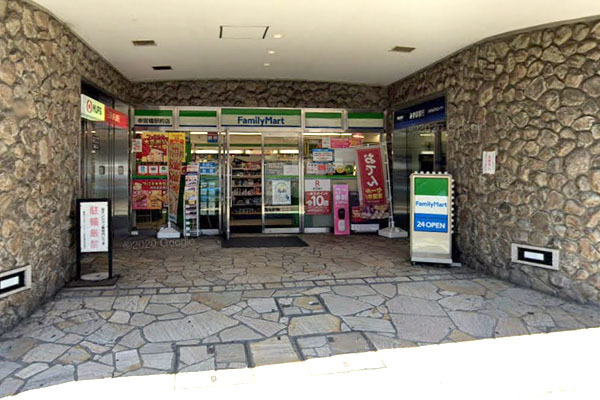 レフィール参宮橋ヒルズ(ファミリーマート参宮橋駅前店)