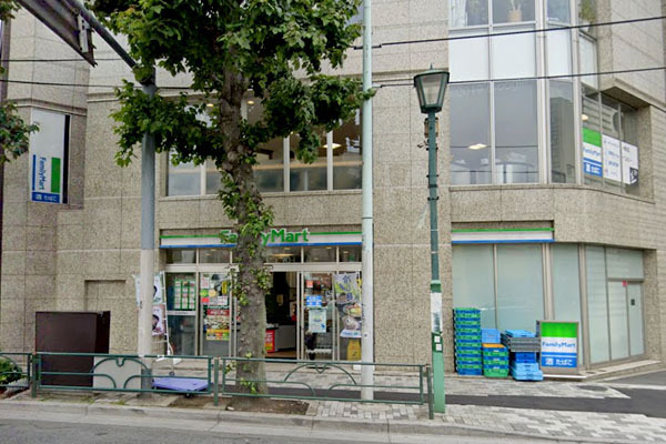 クラウン青山(ファミリーマート神宮前三丁目店)