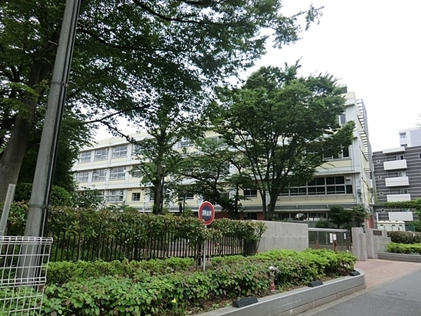 世田谷区下馬１丁目の中古一戸建て(世田谷区立三宿中学校)