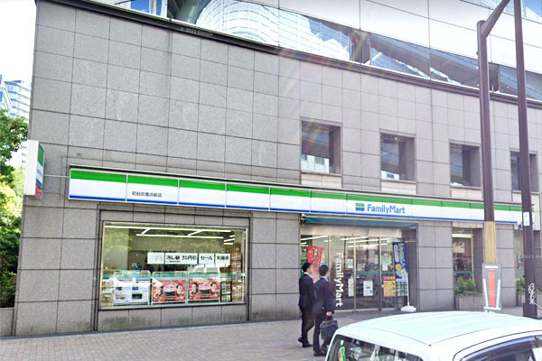 ソフトタウン代々木(ファミリーマート初台交差点前店)