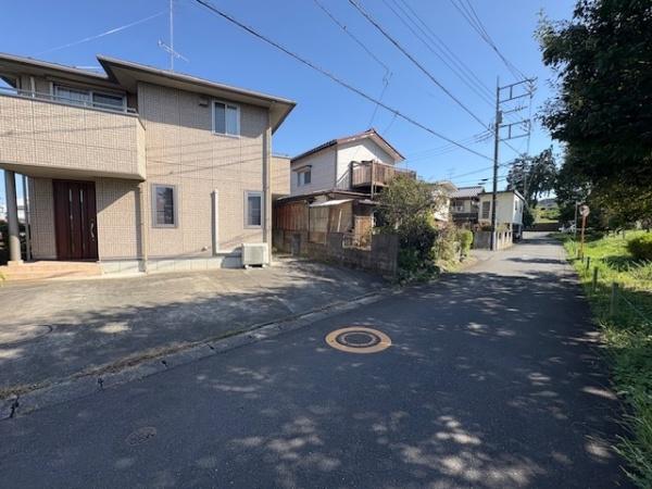 青梅市今井2丁目の中古一戸建て(前面道路含む現地写真)