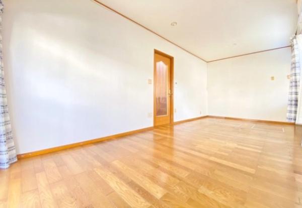 亀岡市南つつじケ丘桜台3丁目の中古一戸建て(リビング)