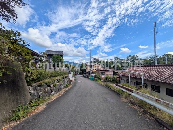 亀岡市西つつじケ丘霧島台1丁目の中古一戸建て(前面道路含む現地写真)