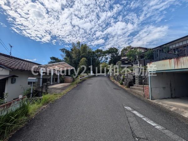 亀岡市西つつじケ丘霧島台1丁目の中古一戸建て(前面道路含む現地写真)