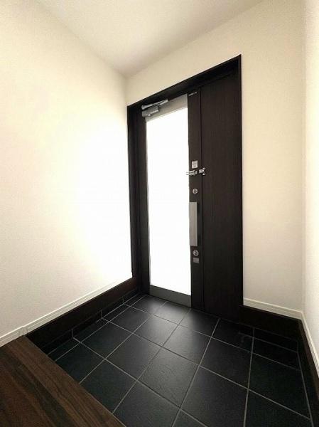 八幡市八幡植松の中古一戸建て(玄関)
