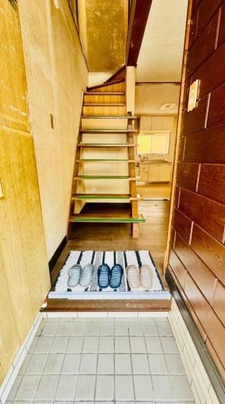 寝屋川市御幸東町の中古一戸建て(玄関)