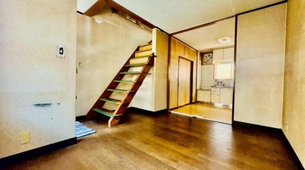 寝屋川市御幸東町の中古一戸建て(リビング)