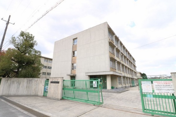 枚方市長尾宮前１丁目の中古一戸建て(枚方市立杉中学校.)