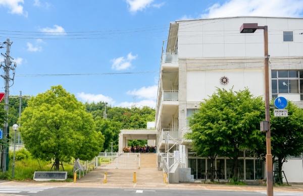 京阪ローズタウンファインガーデンあゆみヶ丘A棟　マンション(八幡市立美濃山小学校.)