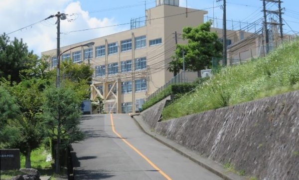 高槻市西之川原2丁目の土地(高槻市立第九中学校)