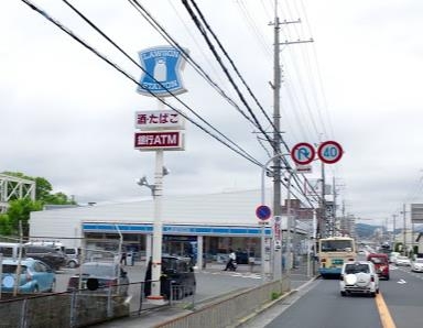 シャインハイツ茨木(ローソン茨木上穂積一丁目店)