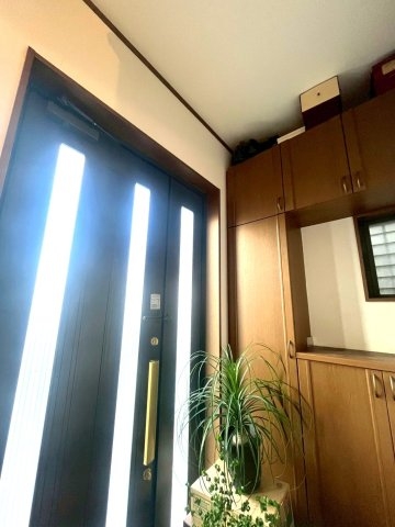 高槻市栄町3丁目の中古一戸建て(玄関)