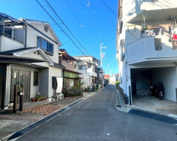 高槻市栄町3丁目の中古一戸建て(前面道路含む現地写真)