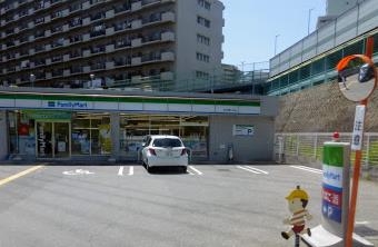 ルネグランディル千里の森A棟(ファミリーマート茨木美穂ヶ丘店)
