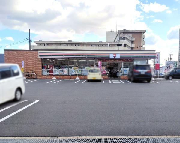 ファミール鹿山リーフスクエア(セブンイレブン名古屋鹿山2丁目店)