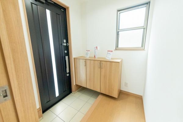 愛知郡東郷町大字春木字屋敷の中古一戸建て(玄関)