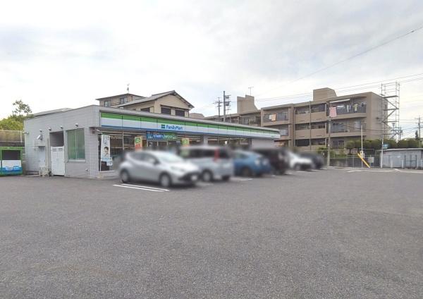平和が丘住宅10号棟(ファミリーマート名東平和が丘店)