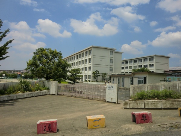 春日井市白山町8丁目の中古一戸建て(春日井市立岩成台中学校)