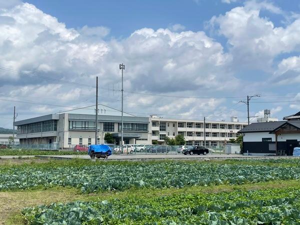 不破郡垂井町表佐の土地(垂井町立表佐小学校)