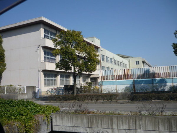 大垣市南一色町の中古一戸建て(大垣市立興文中学校)