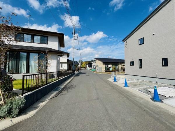 リーブルガーデン ひたちなか市東石川第13 1号棟(前面道路含む現地写真)