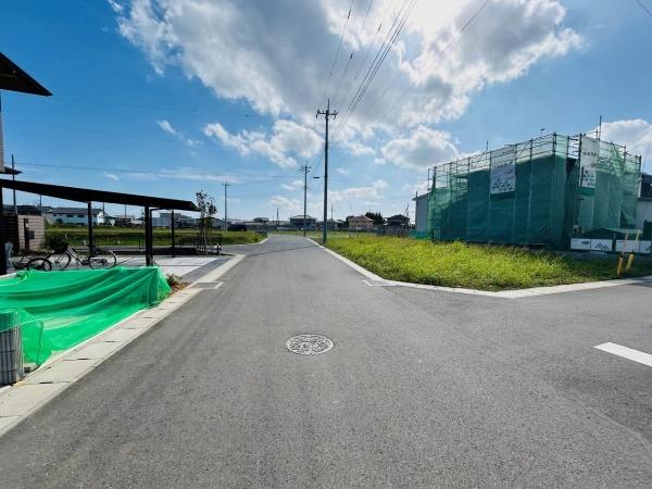 リーブルガーデン ひたちなか市東石川第13 1号棟(前面道路含む現地写真)
