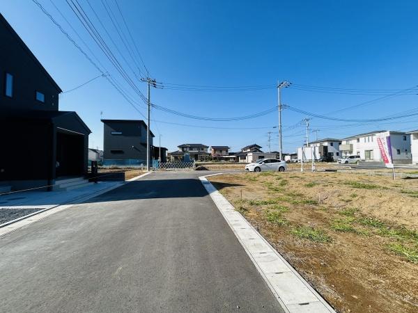 リーブルガーデン ひたちなか市足崎19期 1号棟(前面道路含む現地写真)