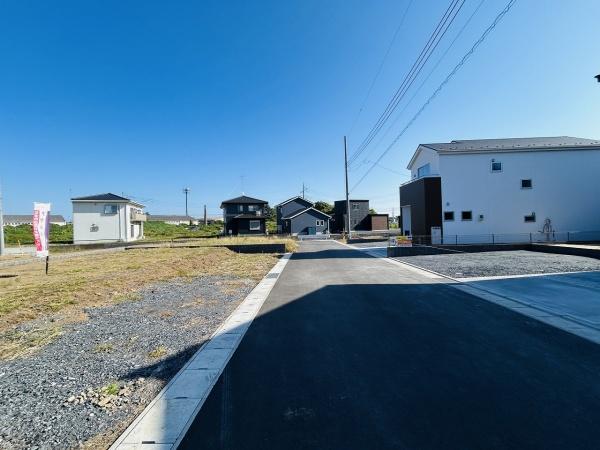 リーブルガーデン ひたちなか市足崎19期 1号棟(前面道路含む現地写真)