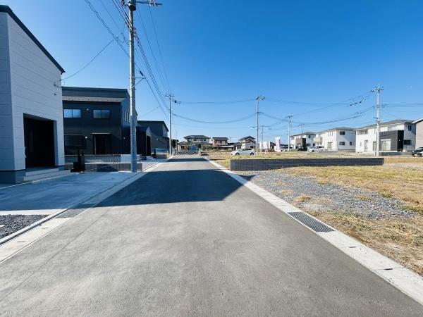 リーブルガーデン ひたちなか市足崎19期 2号棟(前面道路含む現地写真)