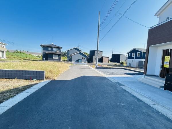 リーブルガーデン ひたちなか市足崎19期 2号棟(前面道路含む現地写真)