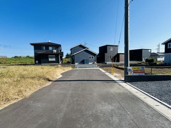 リーブルガーデン ひたちなか市足崎19期 3号棟(前面道路含む現地写真)