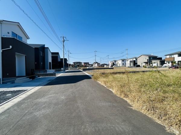 リーブルガーデン ひたちなか市足崎19期 3号棟(前面道路含む現地写真)