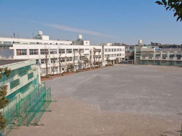 港南区下永谷3丁目(横浜市立上永谷中学校)