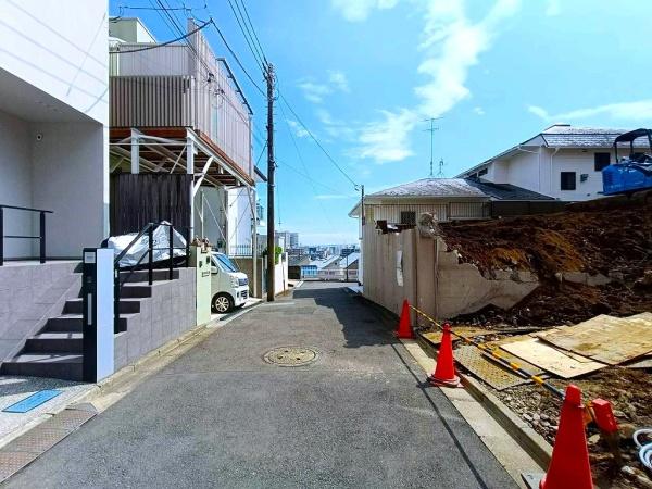 横浜市神奈川区旭ケ丘の土地(前面道路含む現地写真)