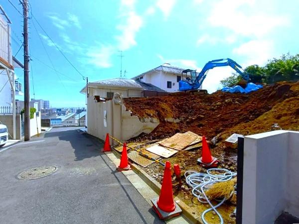 横浜市神奈川区旭ケ丘の土地(前面道路含む現地写真)