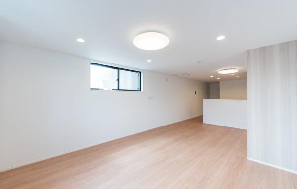 横浜市戸塚区戸塚町の中古一戸建て(リビング)