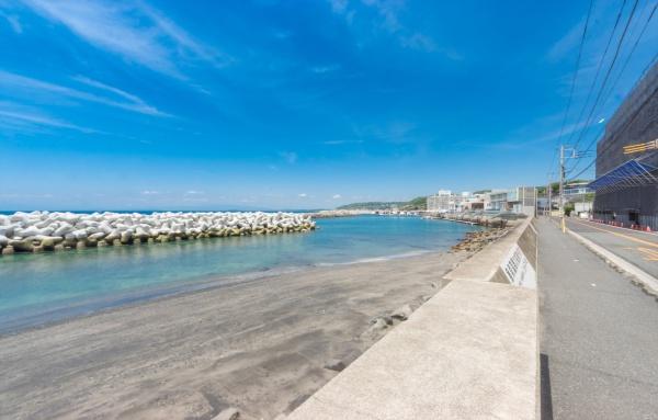 横須賀市佐島2丁目の土地(海岸線の町並み)