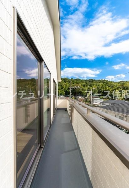 町田市成瀬2丁目の新築一戸建(バルコニー)