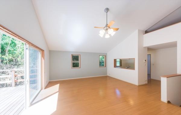 逗子市桜山5丁目の中古一戸建て(リビング)