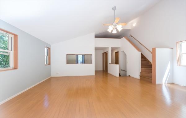 逗子市桜山5丁目の中古一戸建て(リビング)