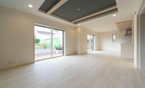 藤沢市本藤沢2丁目の新築一戸建(リビング)