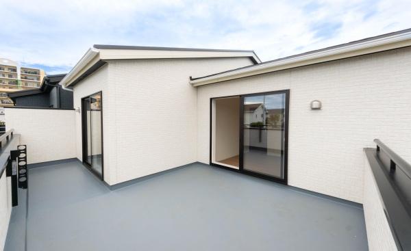 藤沢市本藤沢2丁目の新築一戸建(バルコニー)