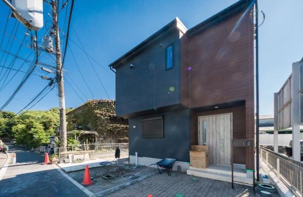 藤沢市羽鳥4丁目の新築一戸建(前面道路含む現地写真)