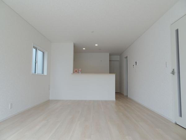 知立市昭和4丁目の新築一戸建(リビング)