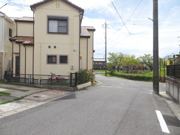 安城市里町1丁目の中古一戸建て(前面道路含む現地写真)