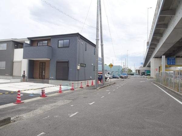知立市牛田1丁目の新築一戸建(前面道路含む現地写真)