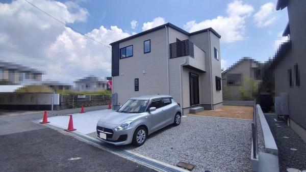 新築戸建て(前面道路含む現地写真)