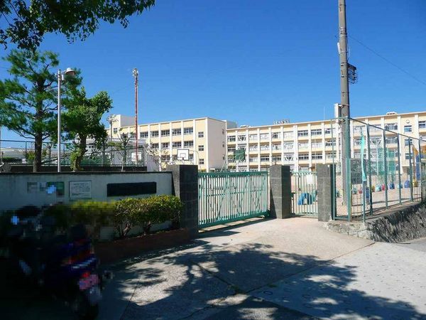 鈴蘭台第三団地四号棟(神戸市立南五葉小学校)